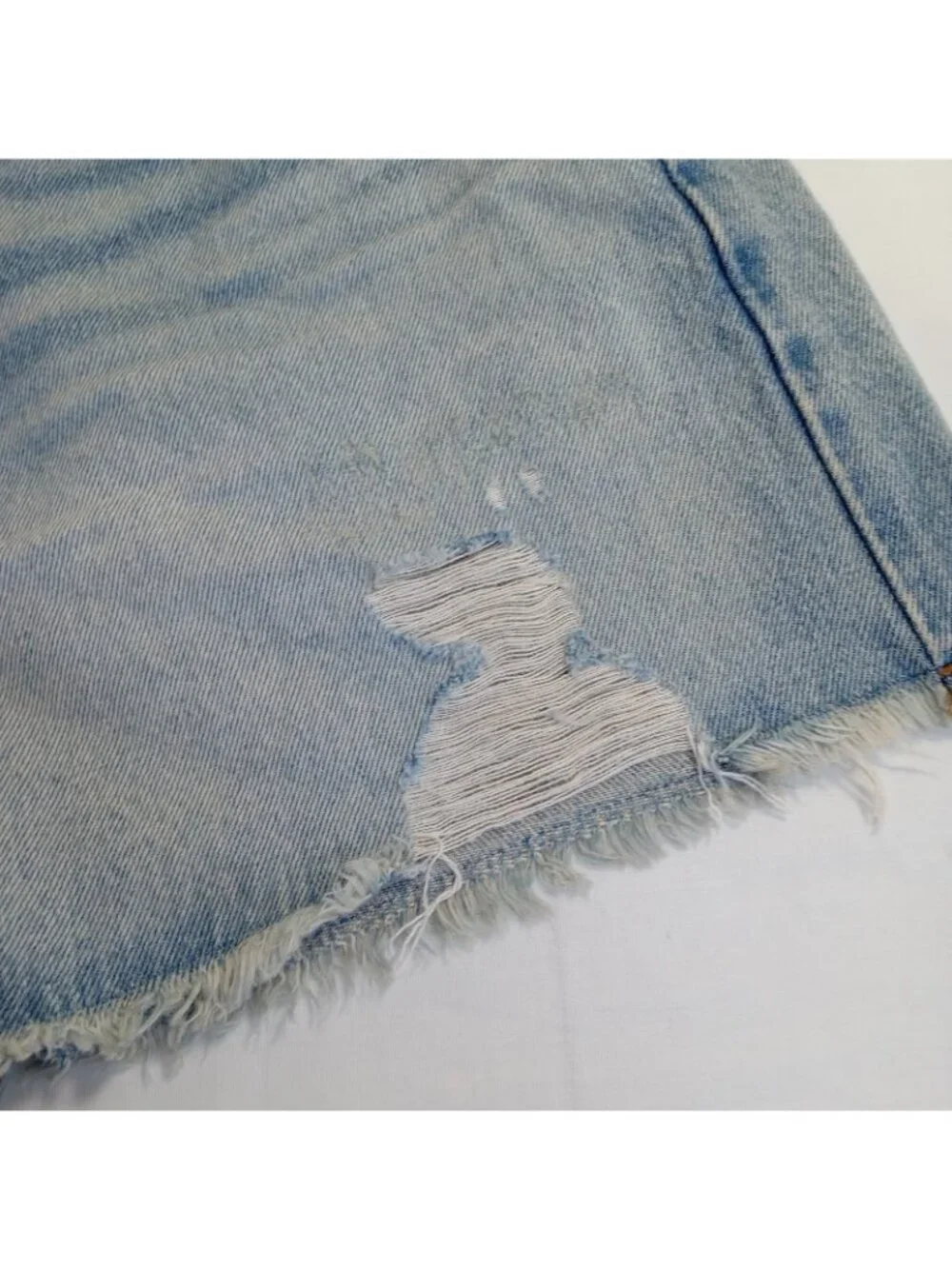 Universal Thread Women's Size 4 90s Baggy Distressed Denim Shorts Light Wash NWT